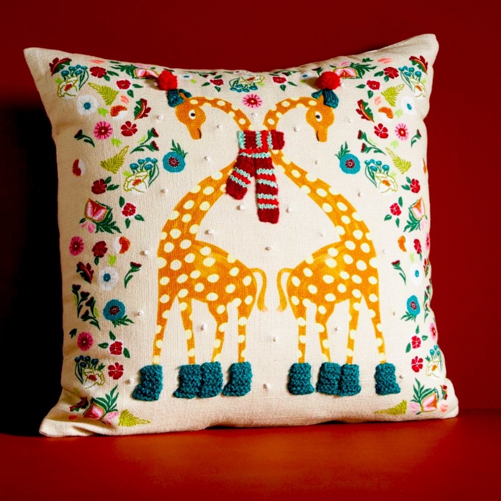 Giraffe Holiday Pillow‎